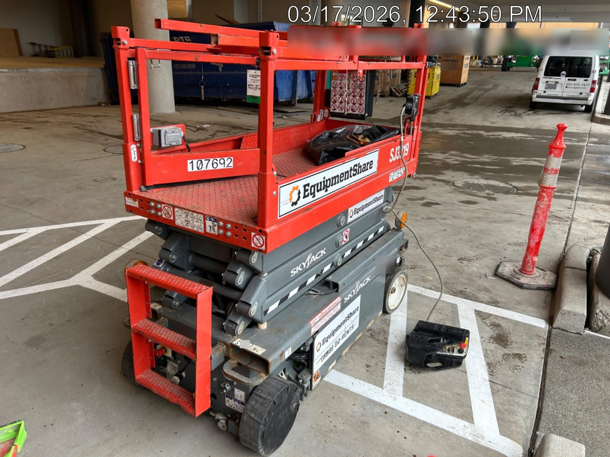 2020 Skyjack SJIII-3219 Solid NM Tires, Half height spring hinged entry gate, Dual Beacons, 800W Inverter