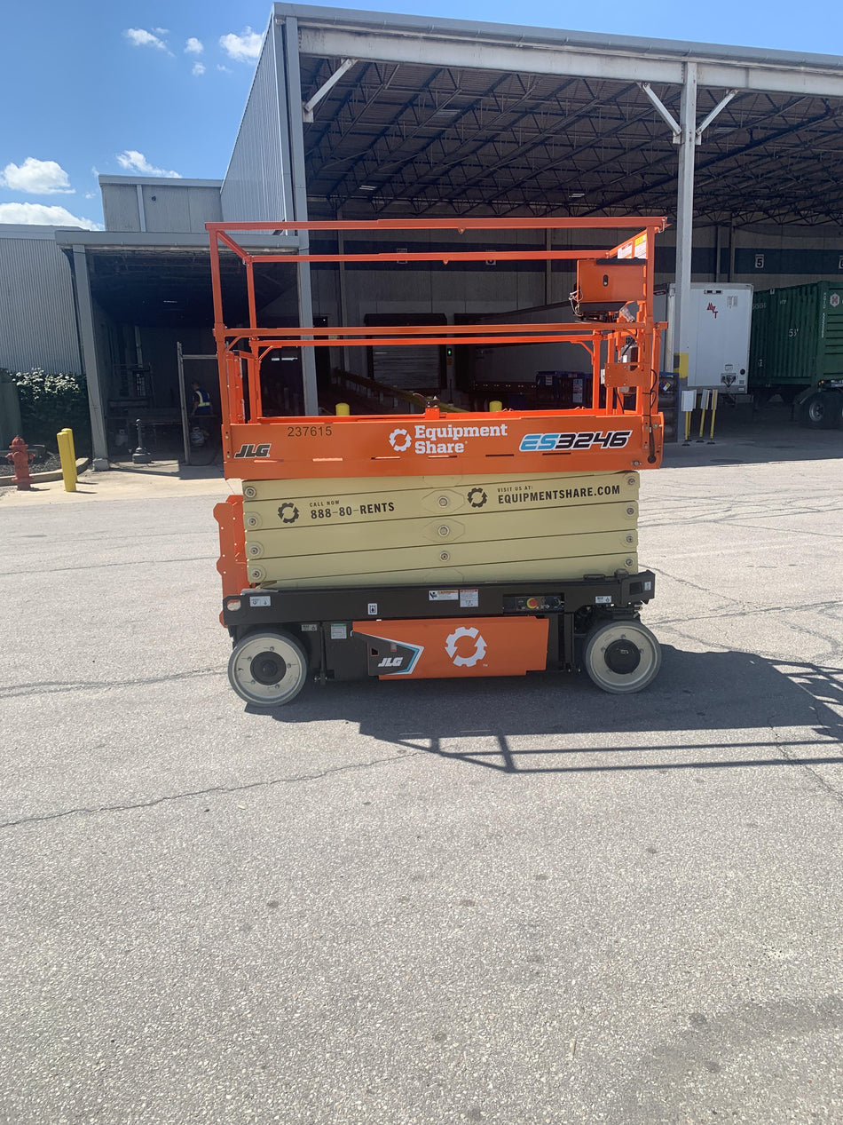 2022 JLG ES3246