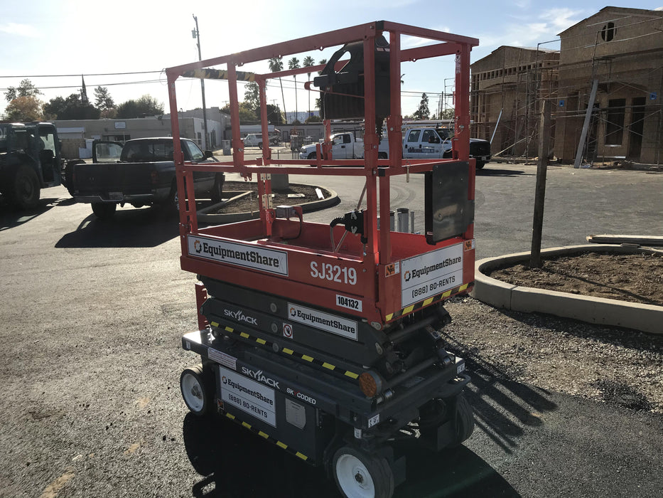 2020 Skyjack SJIII-3219 Solid NM Tires, Half height spring hinged entry gate, Dual Beacons, 800W Inverter
