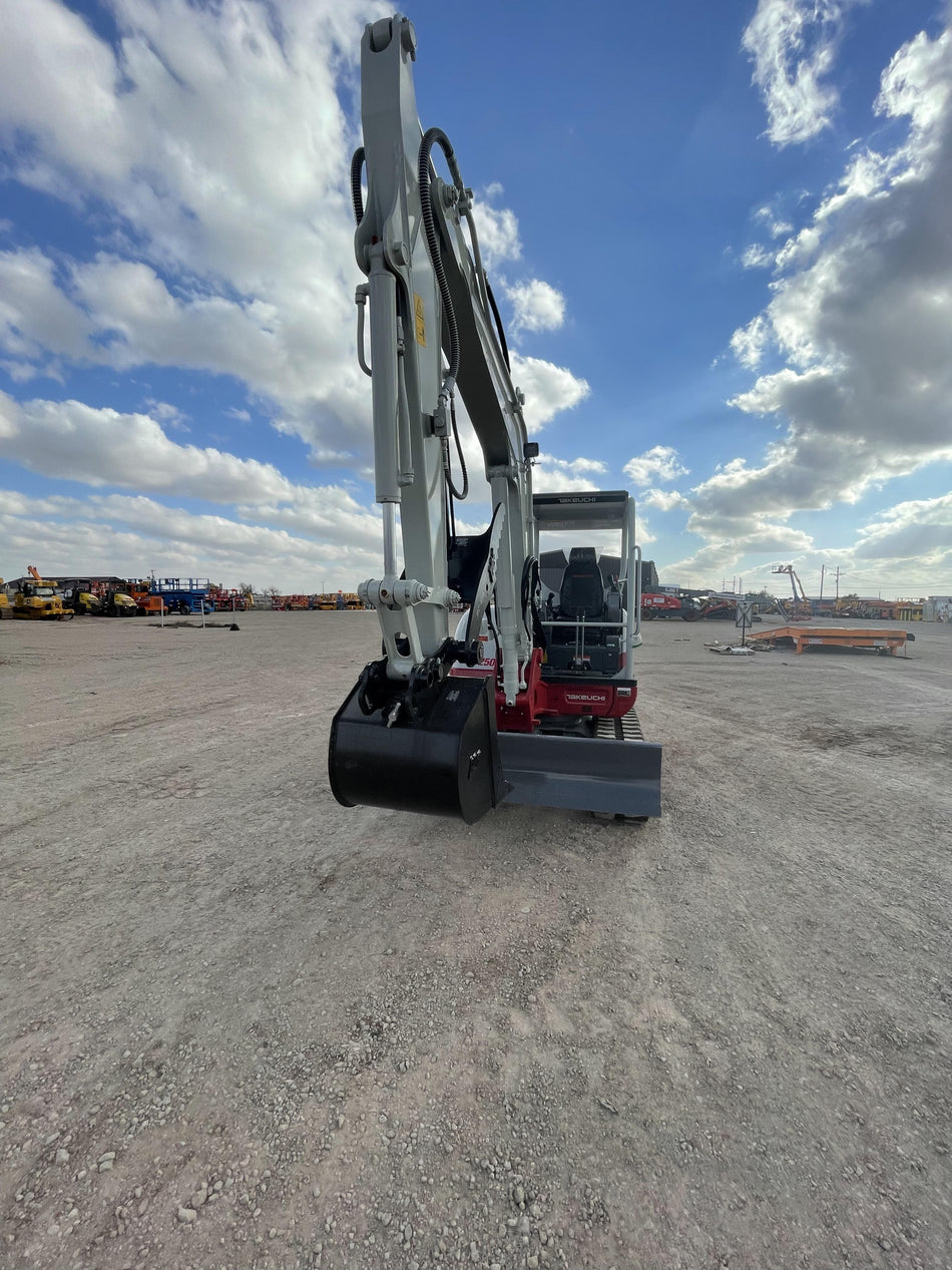 2022 TAKEUCHI TB250-2R