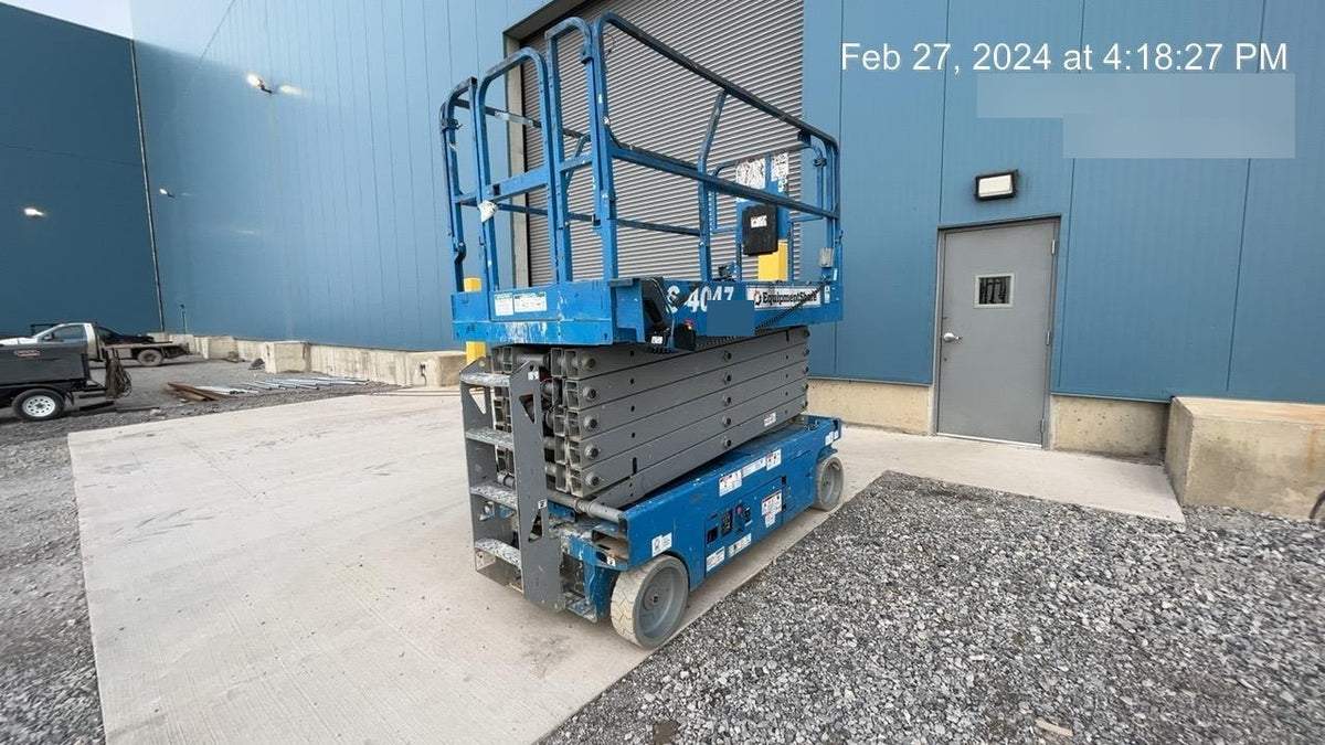 2019 Genie GS-4047 Folding rails with half height swing gate