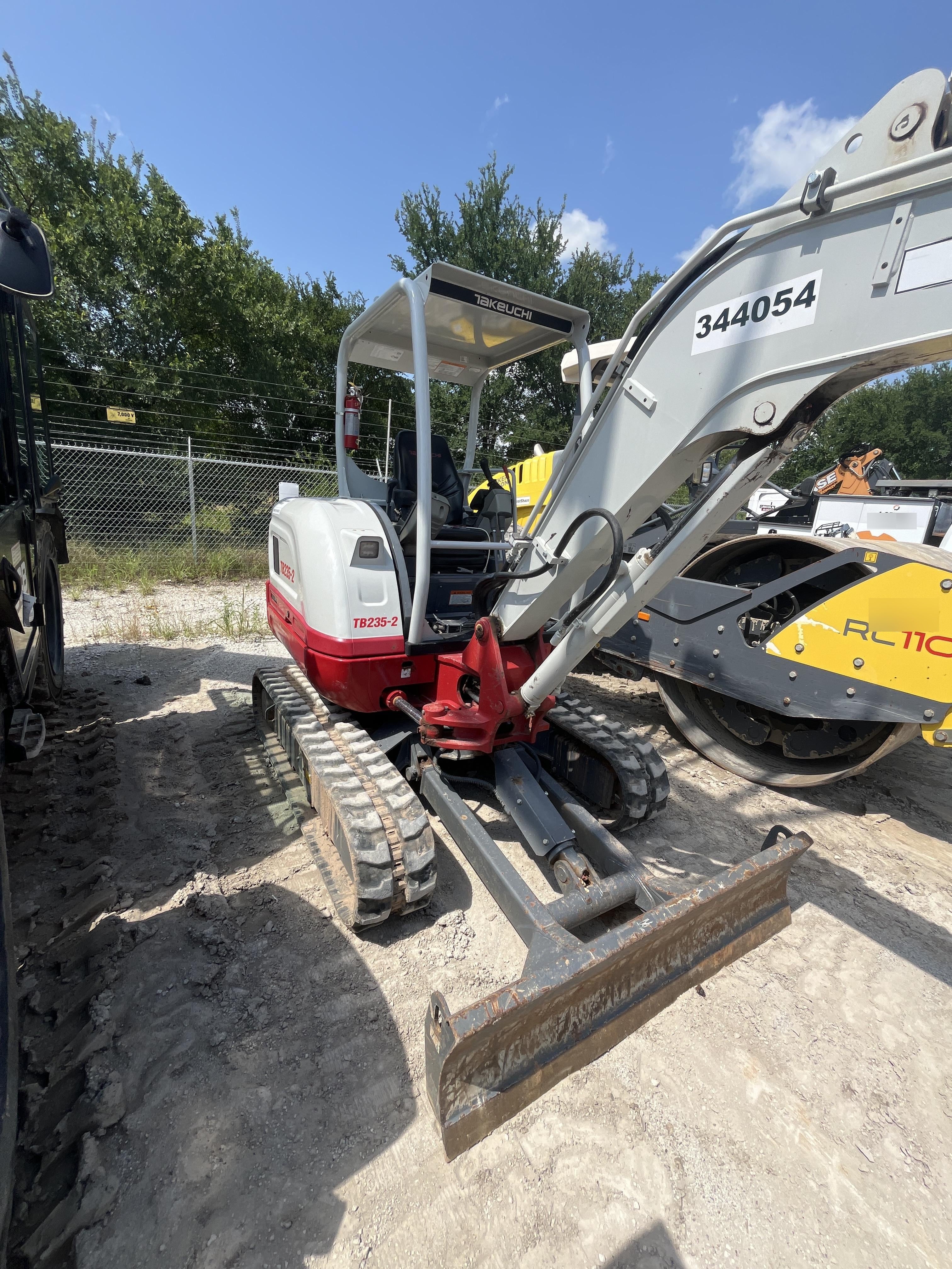 2023 TAKEUCHI TB235-2R