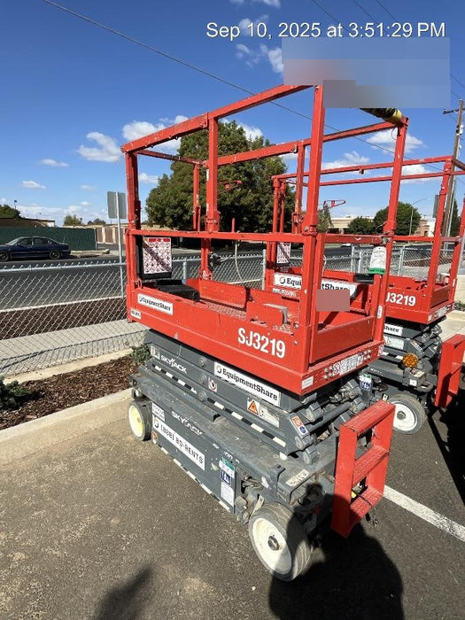 2020 Skyjack SJIII-3219 Solid NM Tires, Half height spring hinged entry gate, Dual Beacons, 800W Inverter