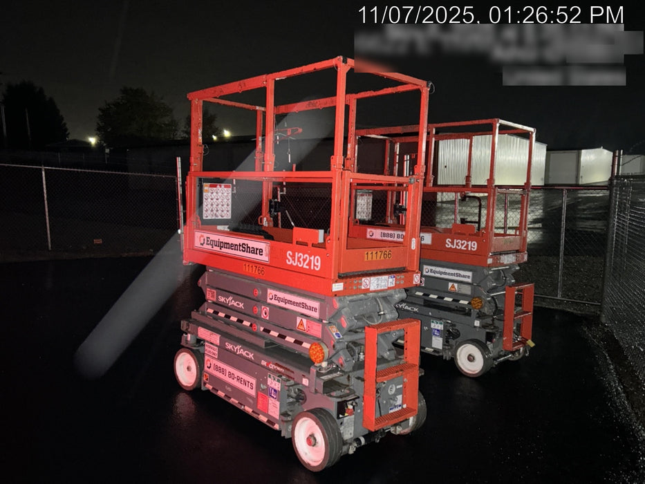 2020 Skyjack SJIII-3219 Solid NM Tires, Half height spring hinged entry gate, Dual Beacons, 800W Inverter