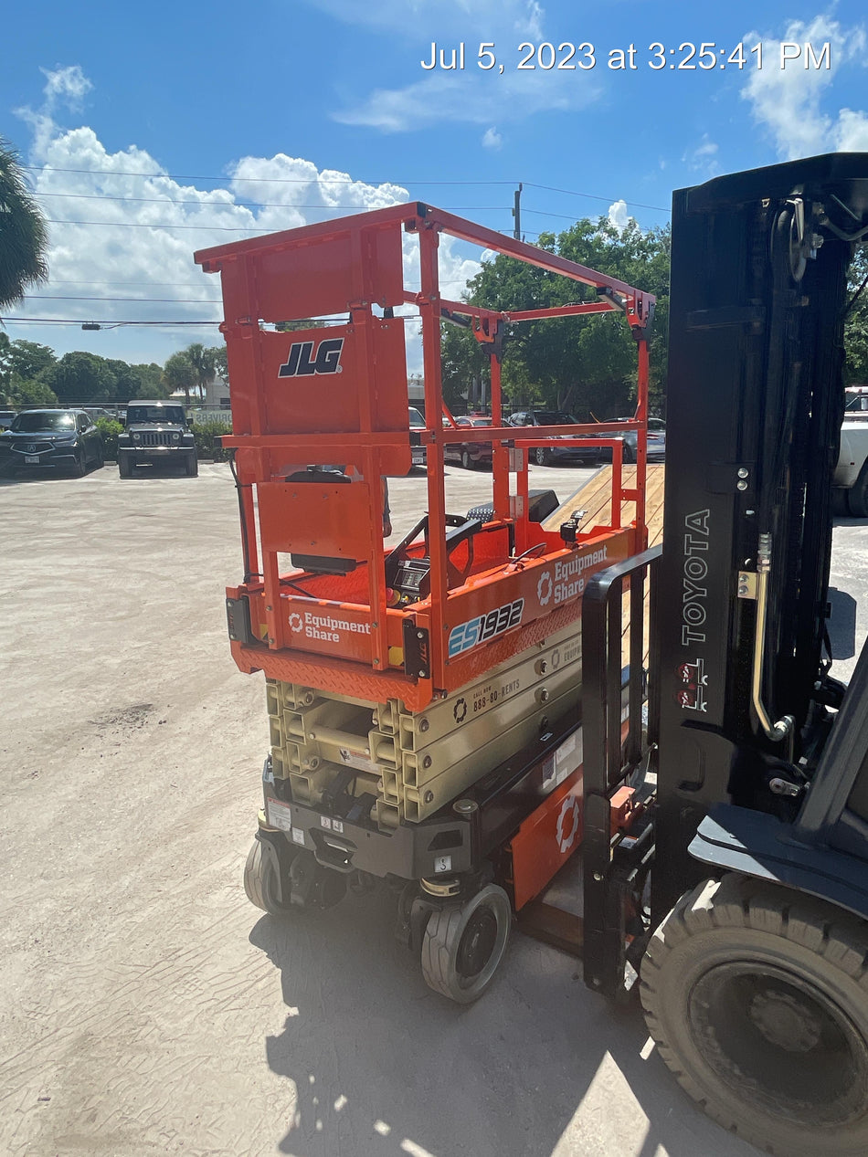 2023 JLG ES1932