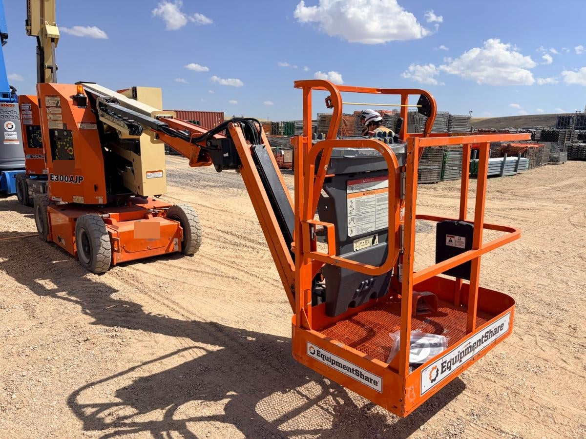 2019 JLG E300AJP