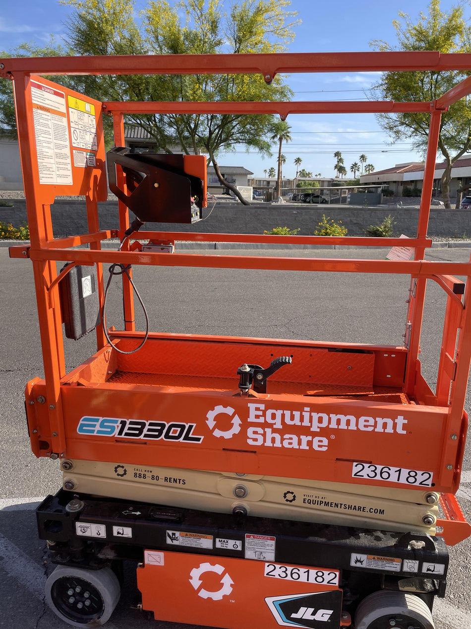 2022 JLG ES1330L