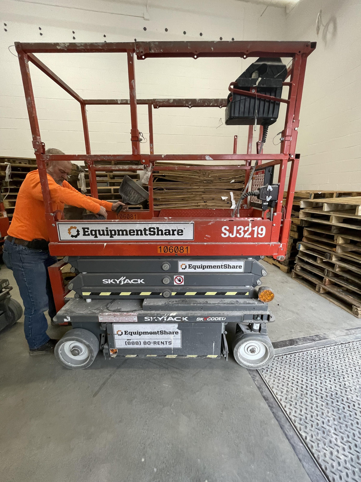 2020 Skyjack SJIII-3219 Solid NM Tires, Half height spring hinged entry gate, Dual Beacons, 800W Inverter