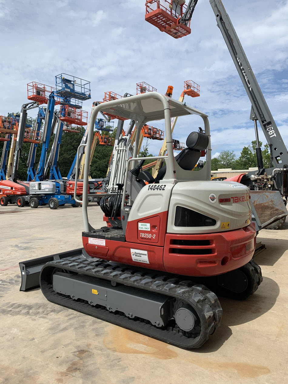 2021 TAKEUCHI TB250-2