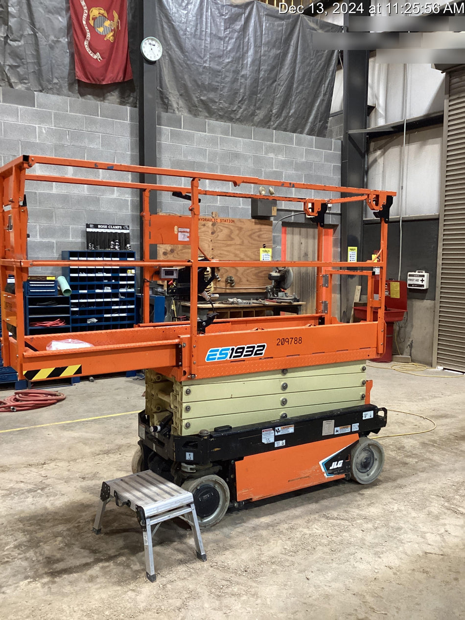 2022 JLG ES1932