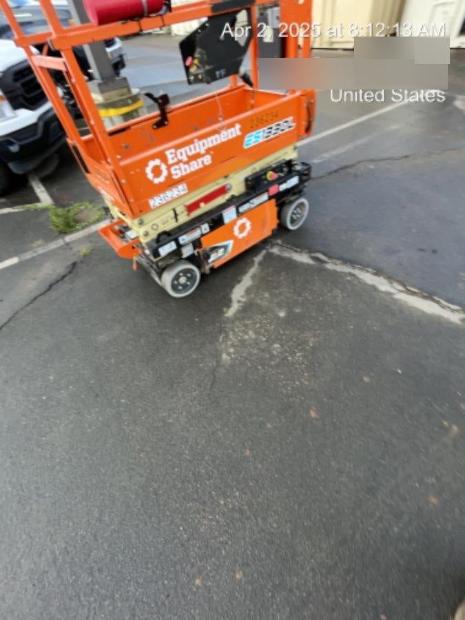 2022 JLG ES1330L