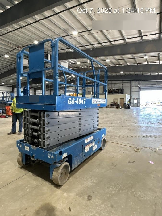2019 Genie GS-4047 Folding rails with half height swing gate, 800W Inverter