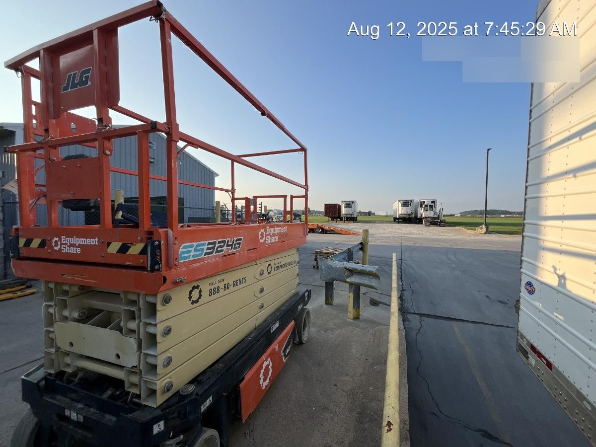 2023 JLG ES3246