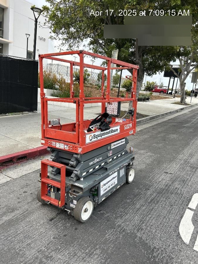 2020 Skyjack SJIII-3219 Solid NM Tires, Half height spring hinged entry gate, Dual Beacons, 800W Inverter