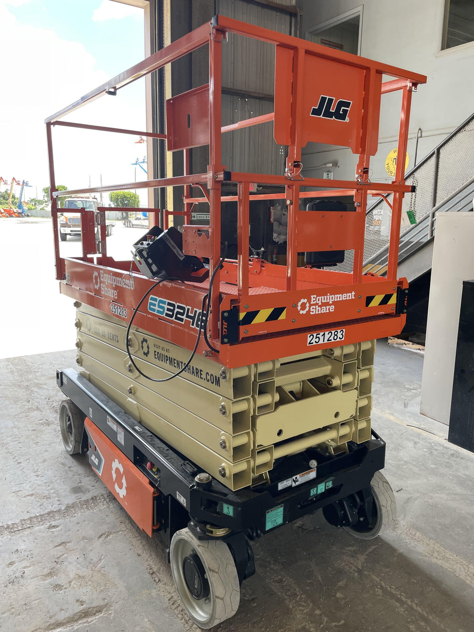 2022 JLG ES3246