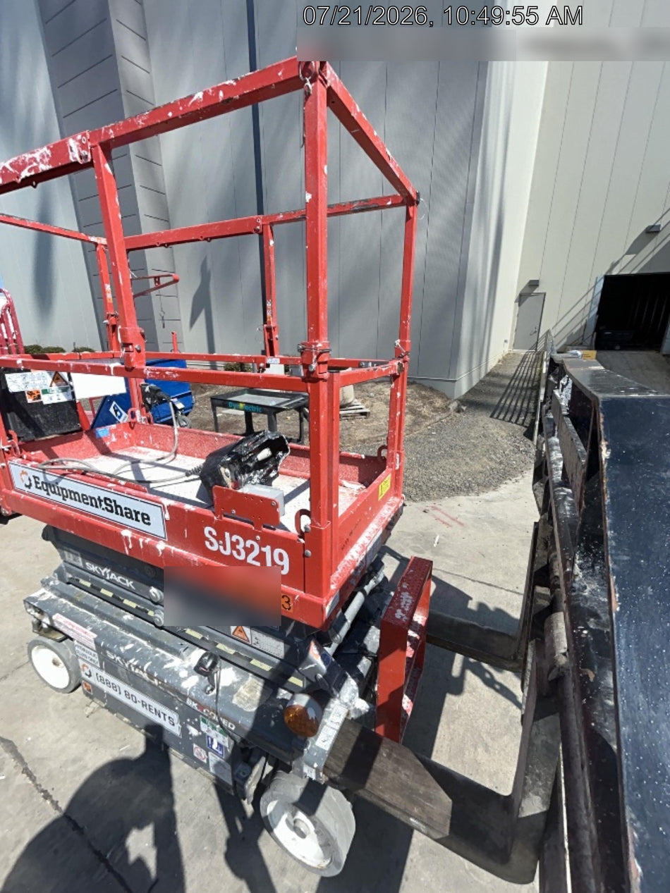 2020 Skyjack SJIII-3219 Solid NM Tires, Half height spring hinged entry gate, Dual Beacons, 800W Inverter