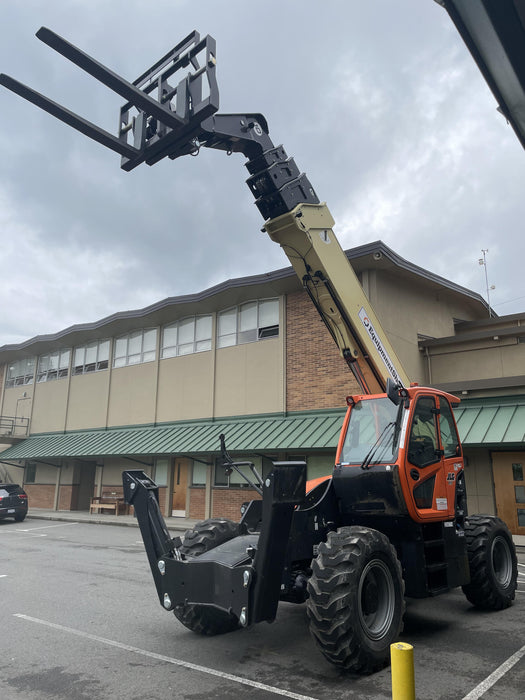 2022 JLG 1075