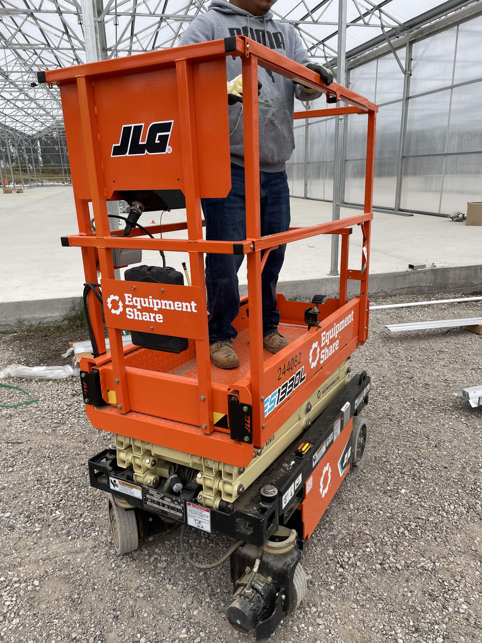 2022 JLG ES1330L