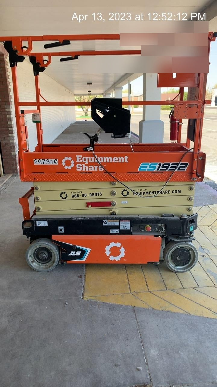 2023 JLG ES1932