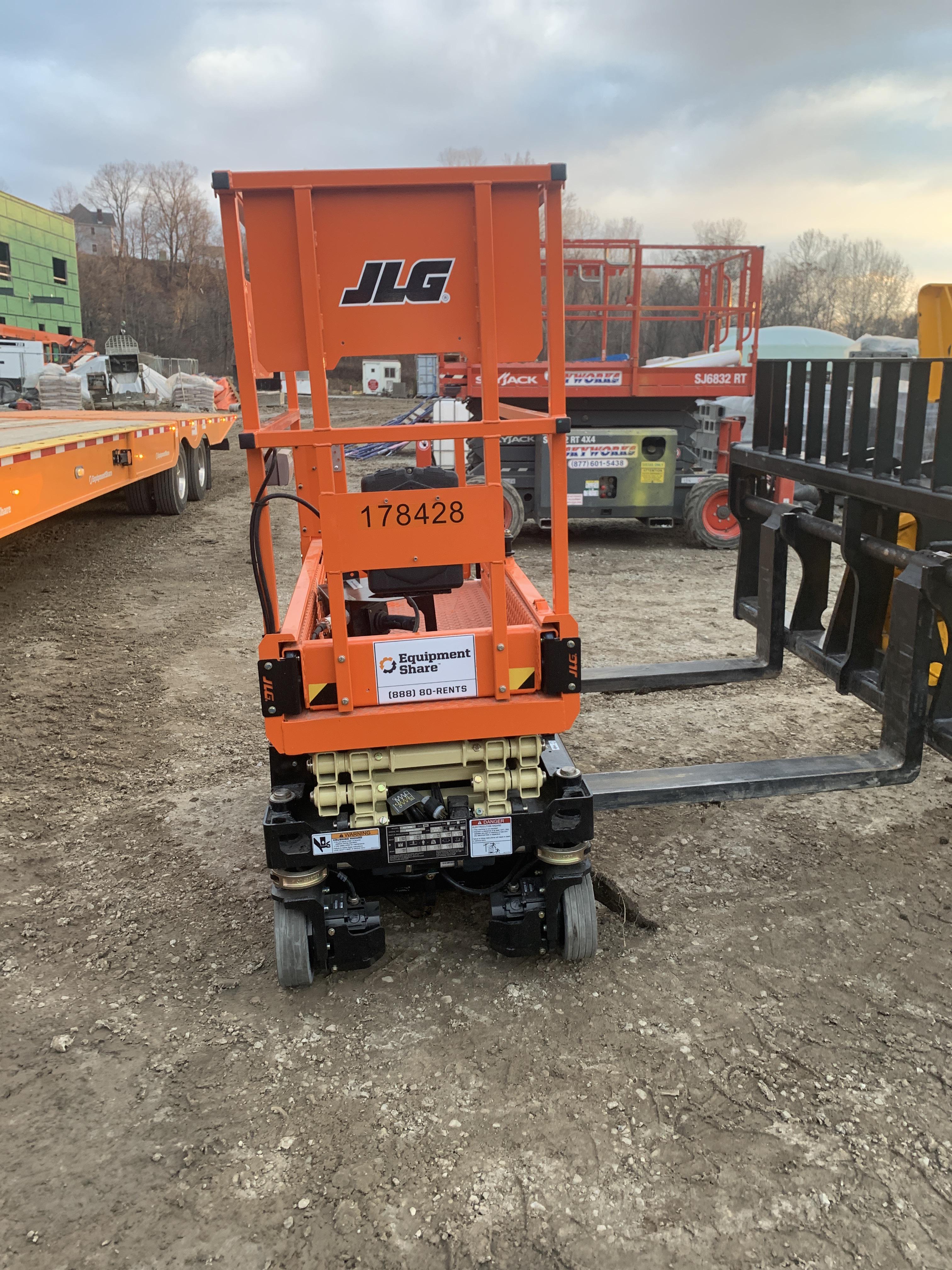 2021 JLG ES1330L