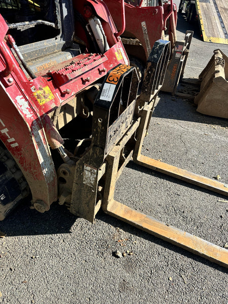 2021 TAKEUCHI 48" Pallet Forks - Takeuchi