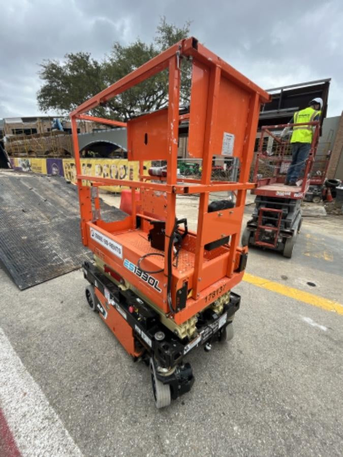 2021 JLG ES1330L