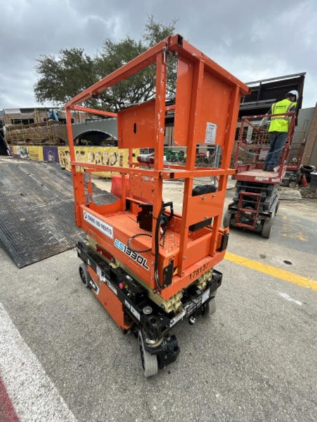 2021 JLG ES1330L