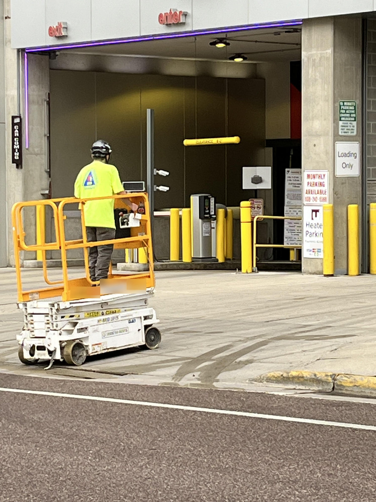 Custom Equipment HB-1430 Hy-Brid Scissor Lift
Platform capacity up to 670 lbs
Working height up to 20 ft
Weighs under 1,700 lbs
Non-marking wheels