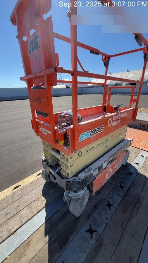 2023 JLG ES1932