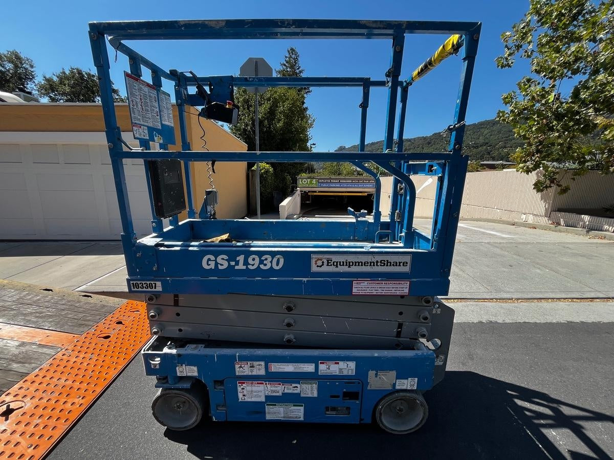 2020 Genie GS-1930 Solid Non Marking Tires, Beacon, Folding rails with half height swing gate, 800W Inverter