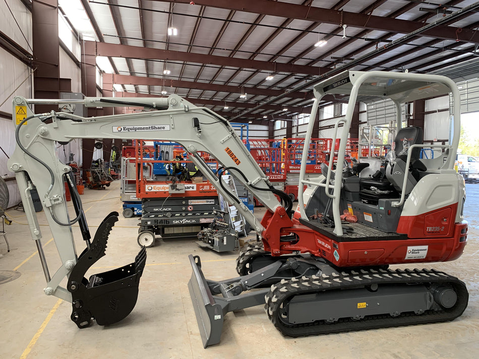 2021 TAKEUCHI TB235-2R