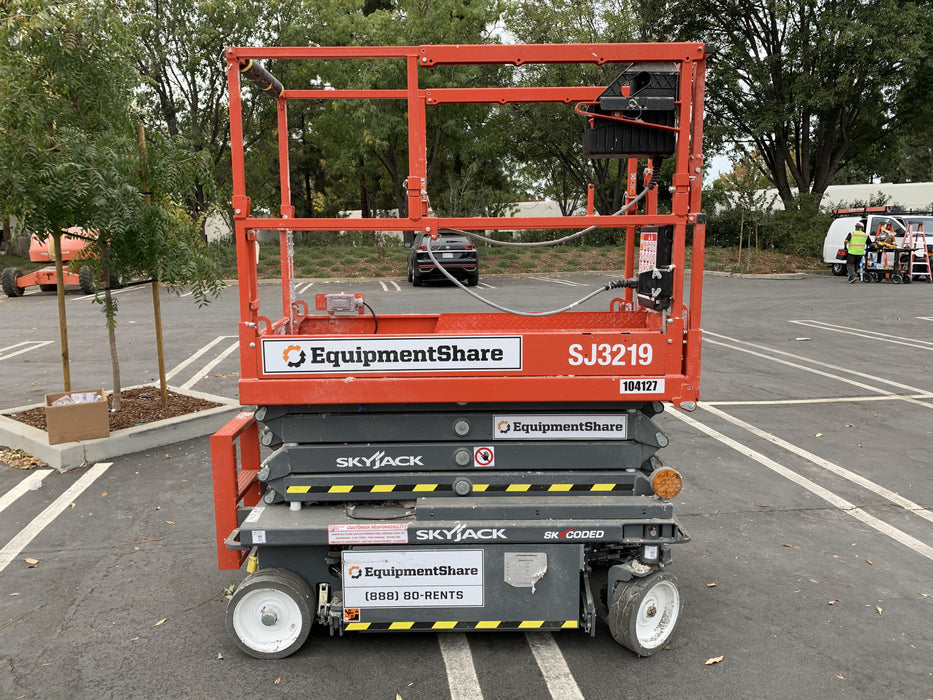 2020 Skyjack SJIII-3219 Solid NM Tires, Half height spring hinged entry gate, Dual Beacons, 800W Inverter