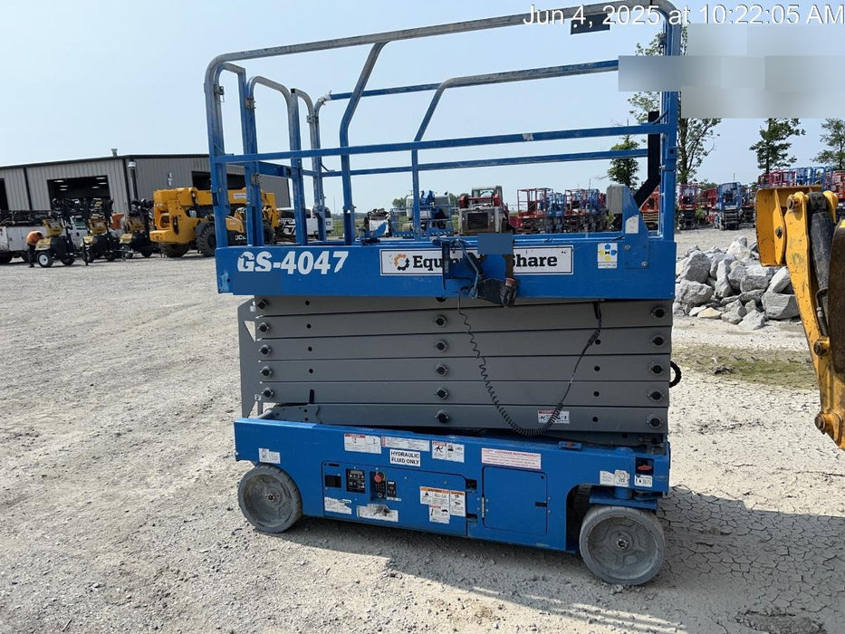 2019 Genie GS-4047 Folding rails with half height swing gate