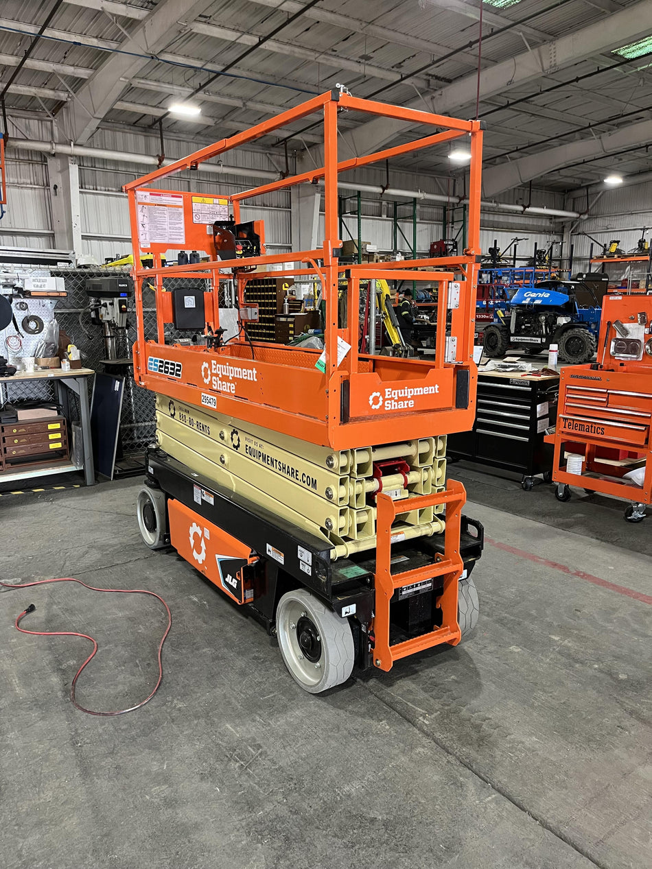 2023 JLG ES2632
