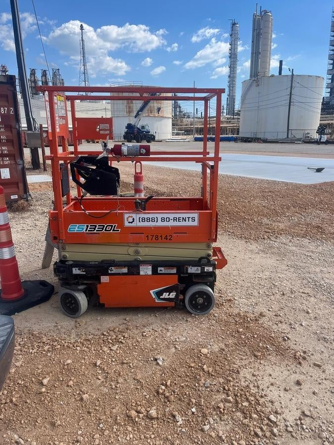 2021 JLG ES1330L