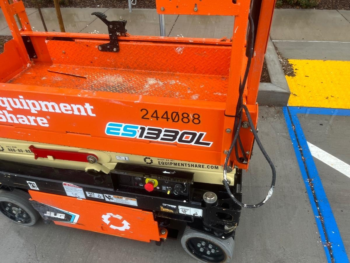 2022 JLG ES1330L