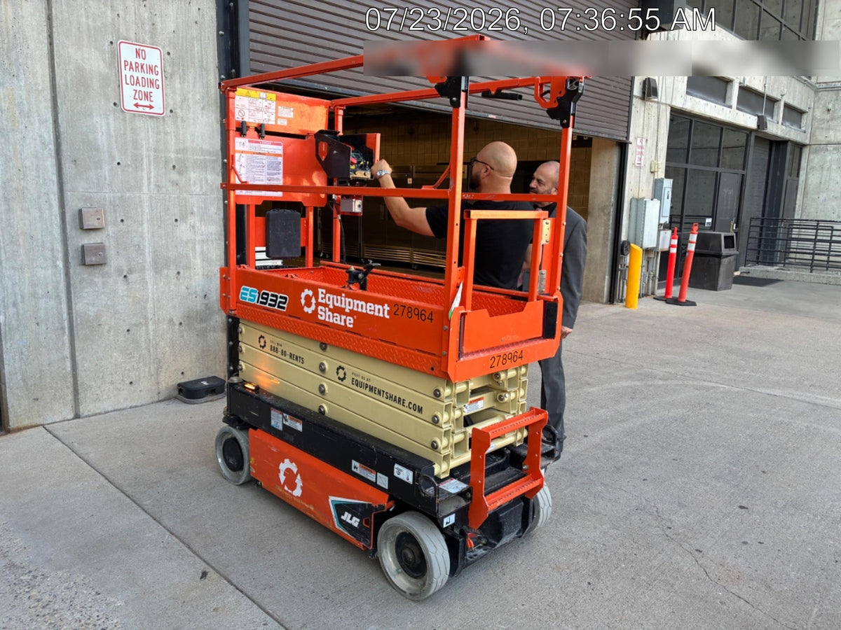 2022 JLG ES1932