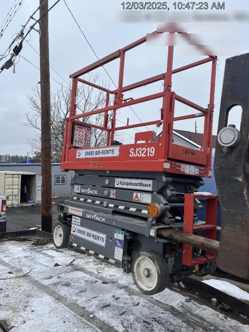 2020 Skyjack SJIII-3219 Solid NM Tires, Half height spring hinged entry gate, Dual Beacons, 800W Inverter