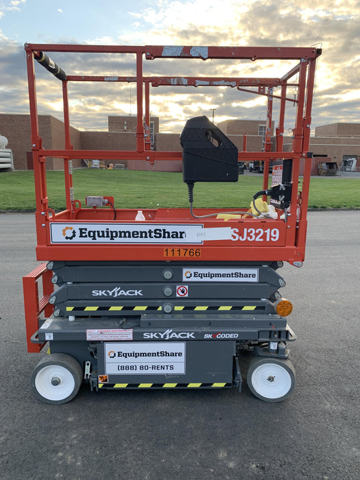 2020 Skyjack SJIII-3219 Solid NM Tires, Half height spring hinged entry gate, Dual Beacons, 800W Inverter