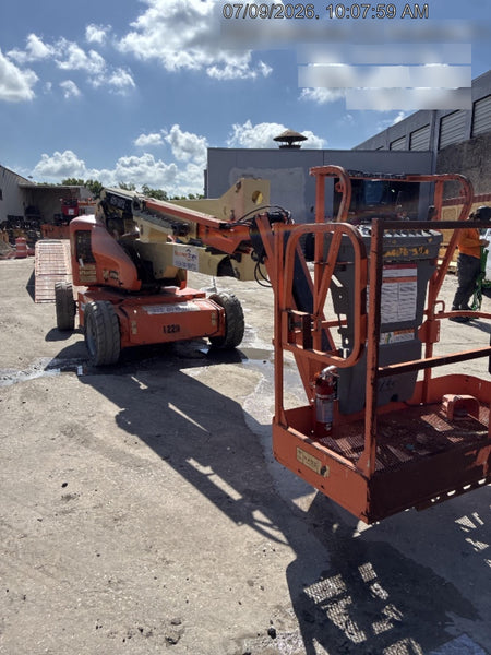 2016 JLG E450AJ