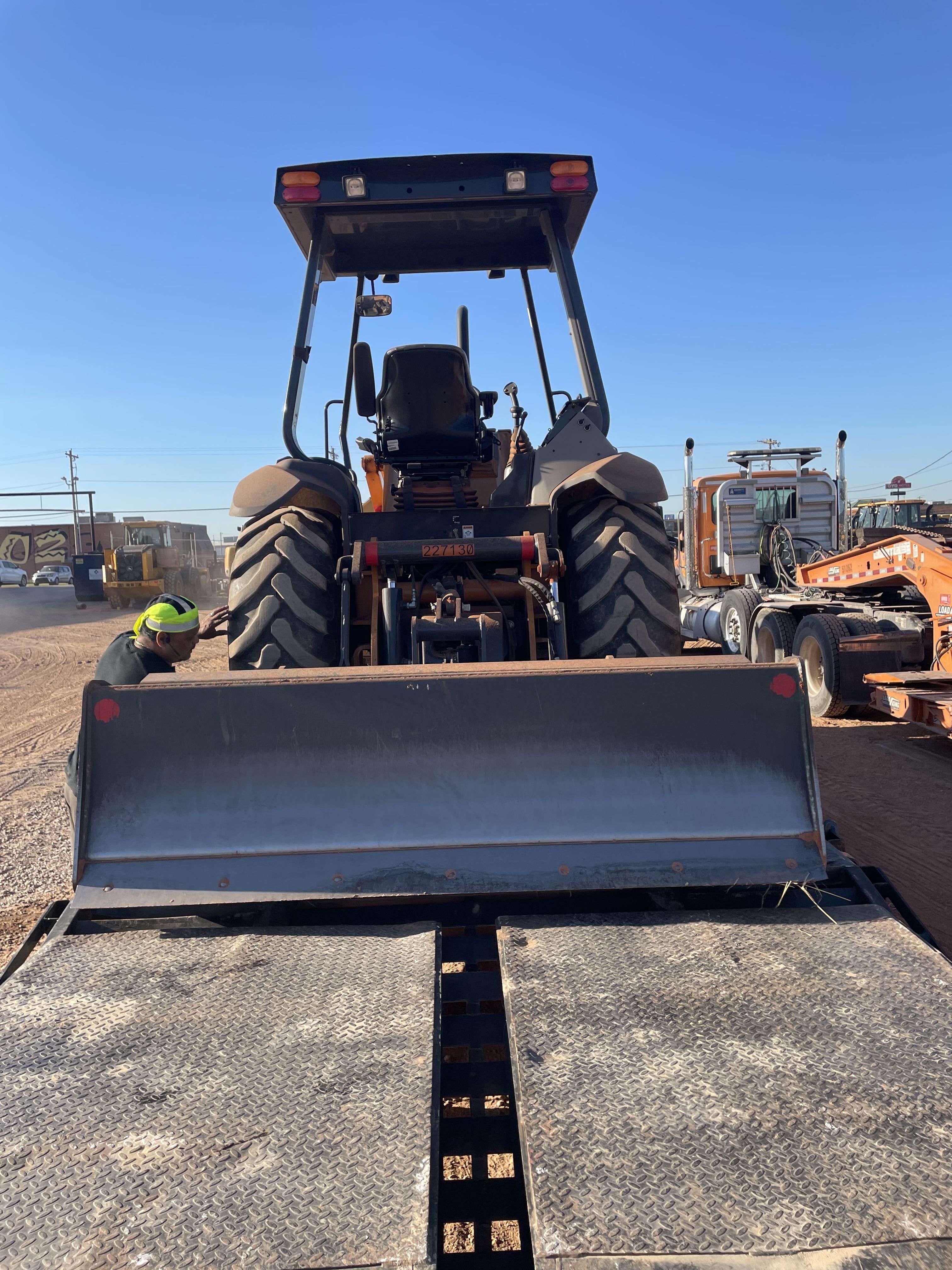 2022 CASE 570N EP