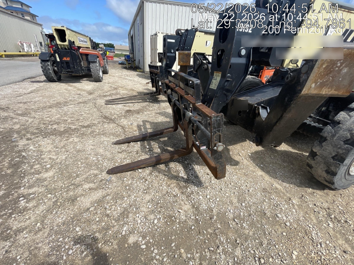 2019 JLG 1255 JLG 1255 T4F w/Full Cab, HVAC, Solid Tires, Work Lights/Beacon, 60" Carriage/Forks