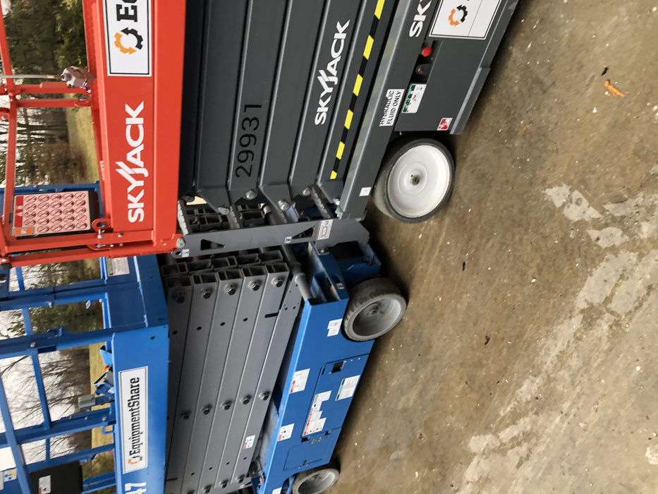 2019 Genie GS-4047 Folding rails with half height swing gate