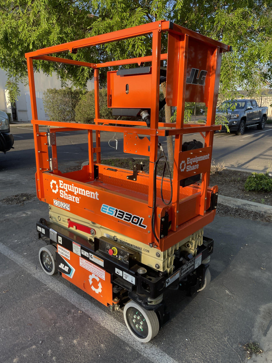 2022 JLG ES1330L