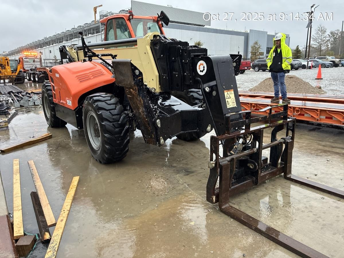 2021 JLG 1075