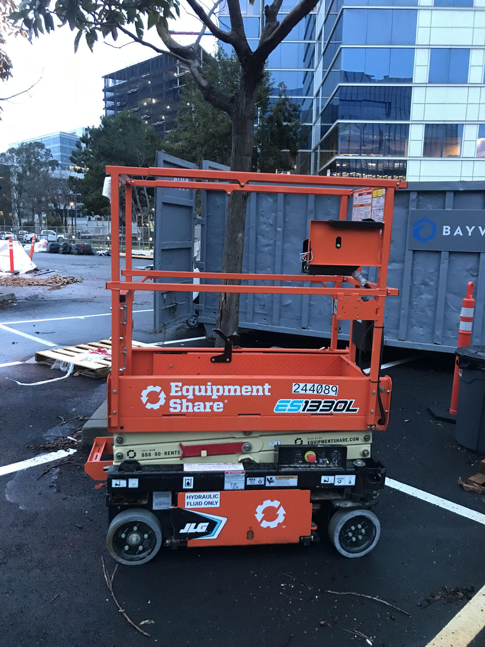 2022 JLG ES1330L