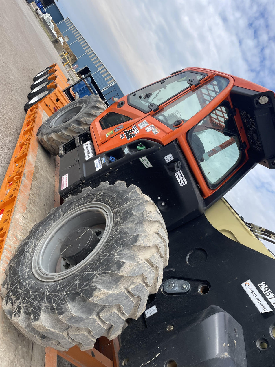2023 JLG 1732