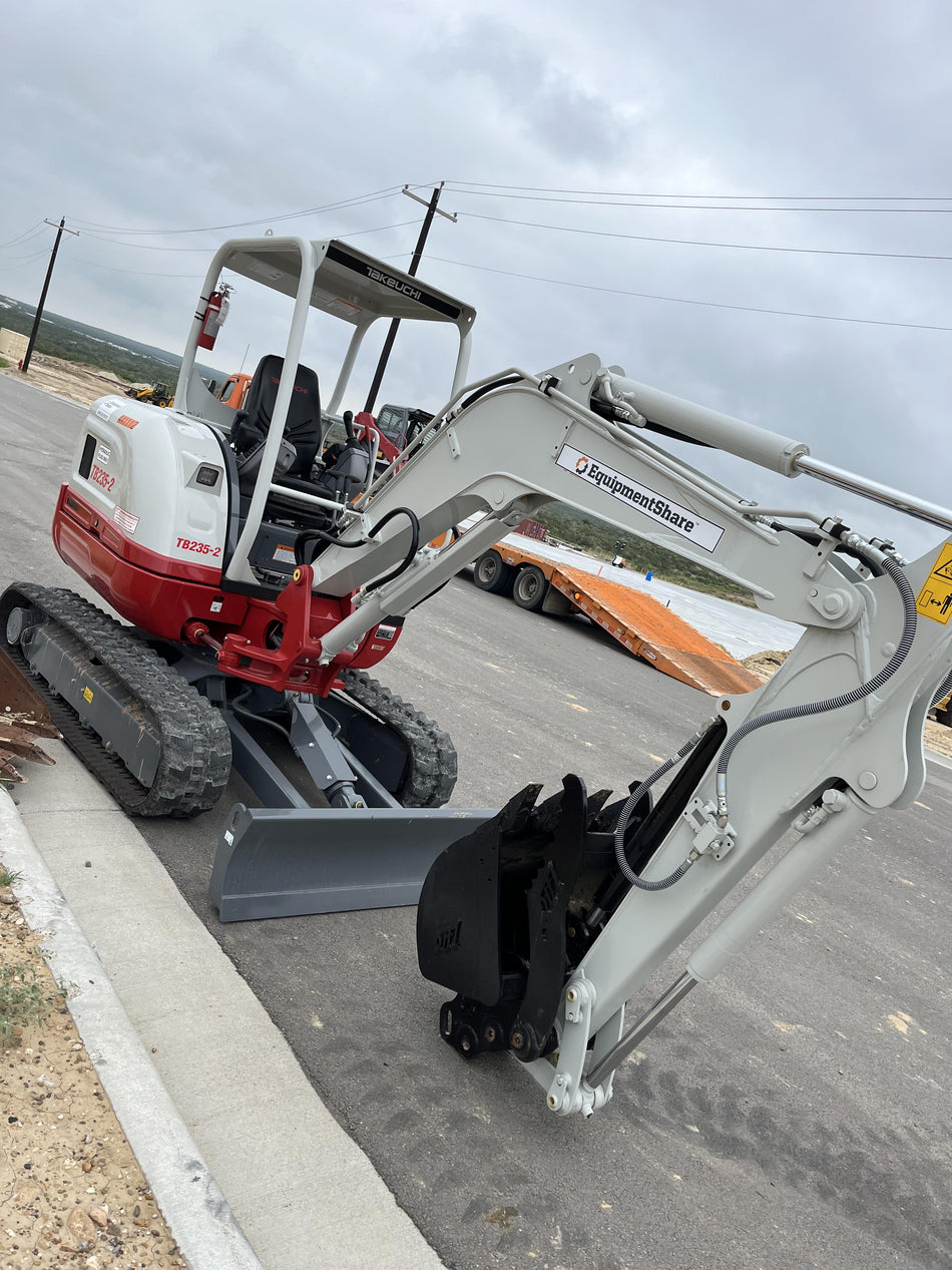 2024 TAKEUCHI TB235-2R