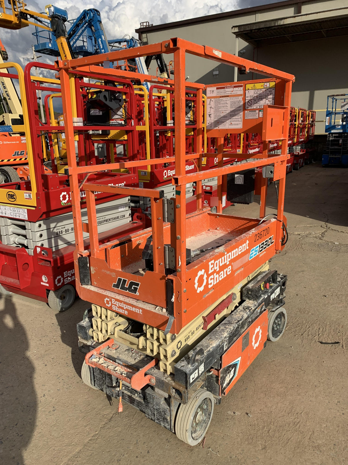 2022 JLG ES1330L