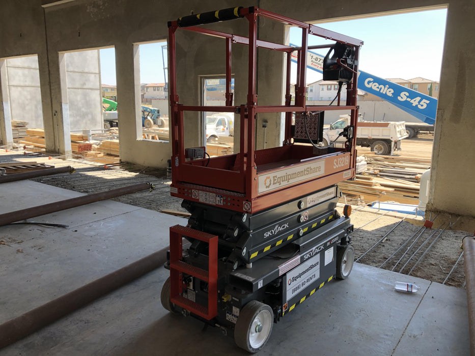 2020 Skyjack SJIII-3219 Solid NM Tires, Half height spring hinged entry gate, Dual Beacons, 800W Inverter